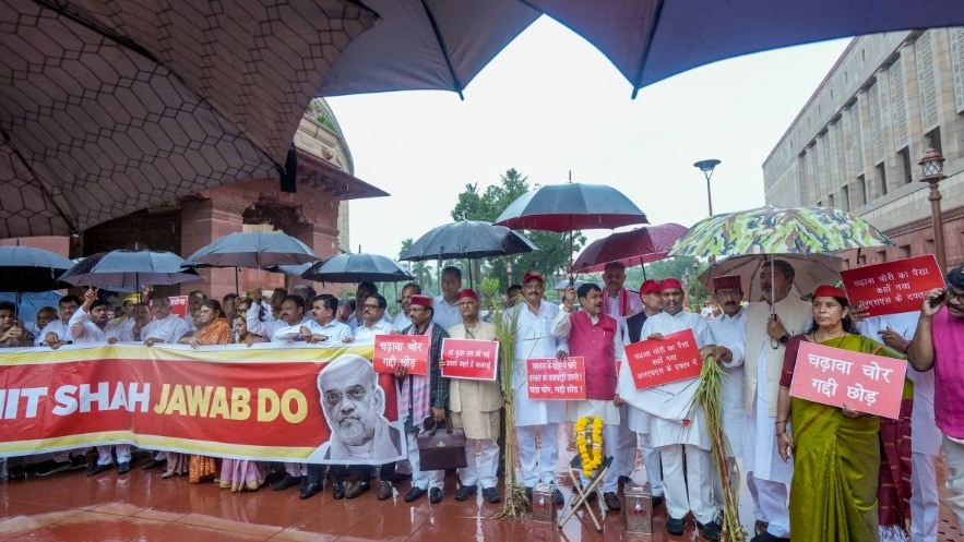 विपक्षी दल के नेताओं ने गुरुवार को संसद के मकर द्वार पर बारिश के बीच प्रदर्शन किया था