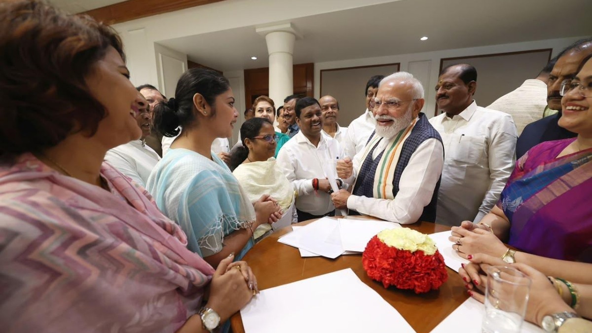 पीएम मोदी ने प्रत्येक सांसद से व्यक्तिगत रूप से बातचीत की. (Photo: ITG)