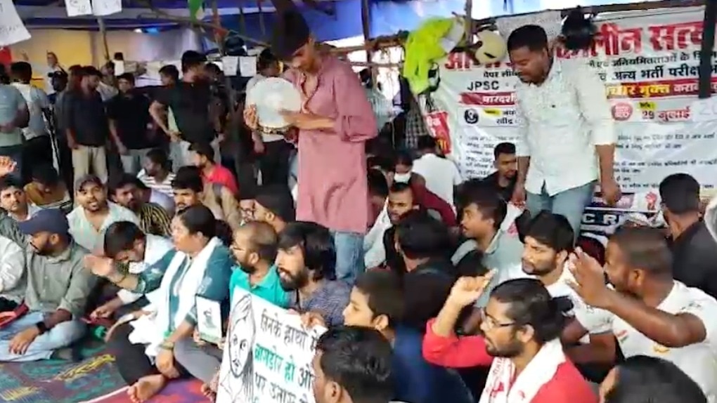    रांची में भर्ती परीक्षा विरोधी आंदोलन के 14वें दिन स्वास्थ्य संकट गहराया (Photo: ITG)