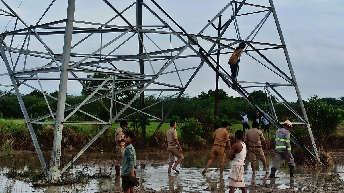 कानपुर में बिजली के पोल पर चढ़ी लड़की (Photo- ITG)