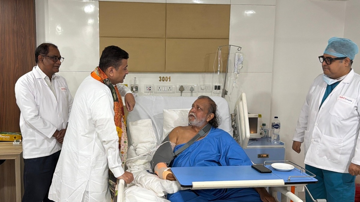 अभिनेता और BJP नेता मिथुन चक्रवर्ती से मिलने पहुंचे मुख्यमंत्री शुभेंदु अधिकारी. (Photo- X)