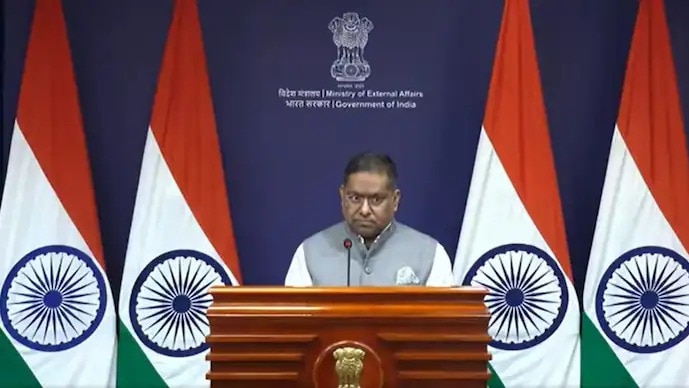 FCRA कानून पर अमेरिकी सांसद के बयान पर विदेश मंत्रालय ने पलटवार किया है. (फोटो-X/Randhir Jaiswal)