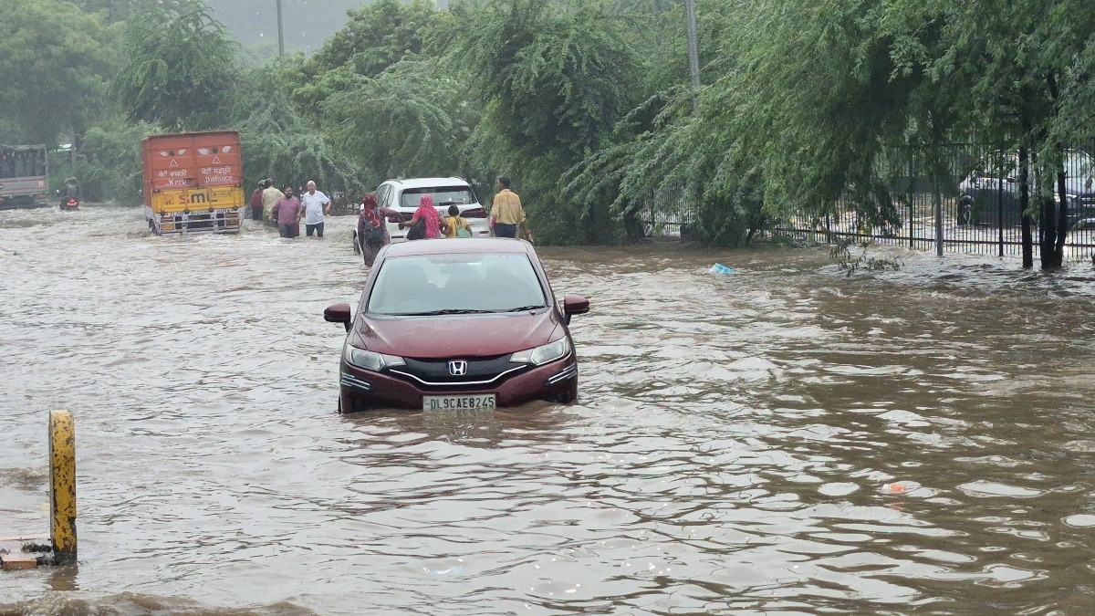 एमबी रोड पर थमे गाड़ियों के पहिए.(Photo:ITG)