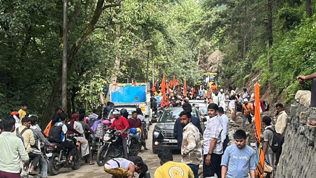 बद्रीनाथ-हेमकुंड मार्ग पर भीषण जाम, तीन घंटे से फंसे श्रद्धालु और स्कूली बच्चे