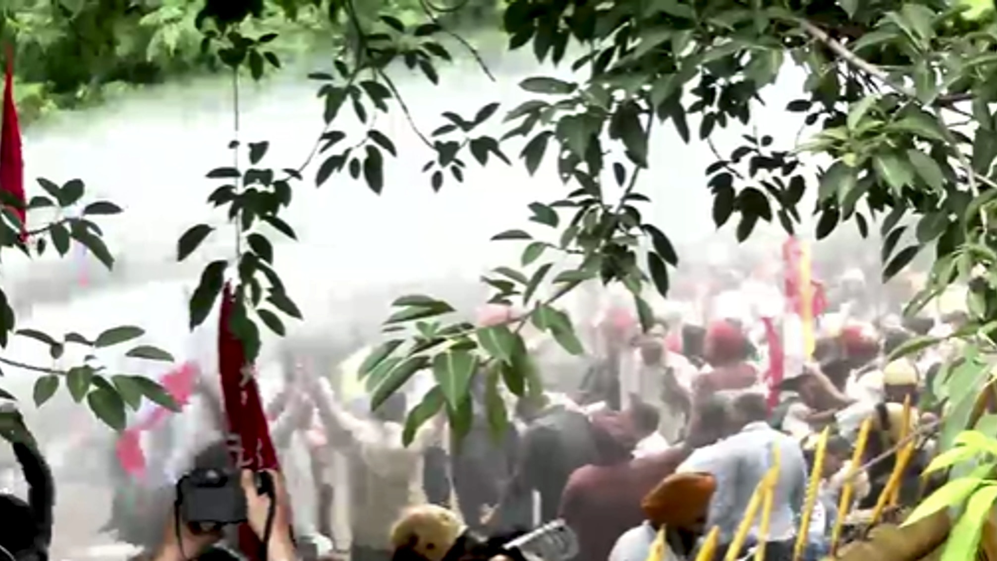 चंडीगढ़ में प्रदर्शन के दौरान पंजाब सरकार के कर्मचारियों पर पुलिस ने वॉटर कैनन का इस्तेमाल किया. (Photo- ITG)