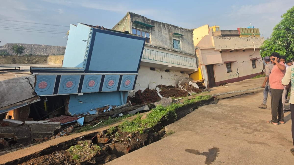 धनबाद में जमीन धंसने से 12 से अधिक घर जमींदोज हो गए. (फोटो-ITG)