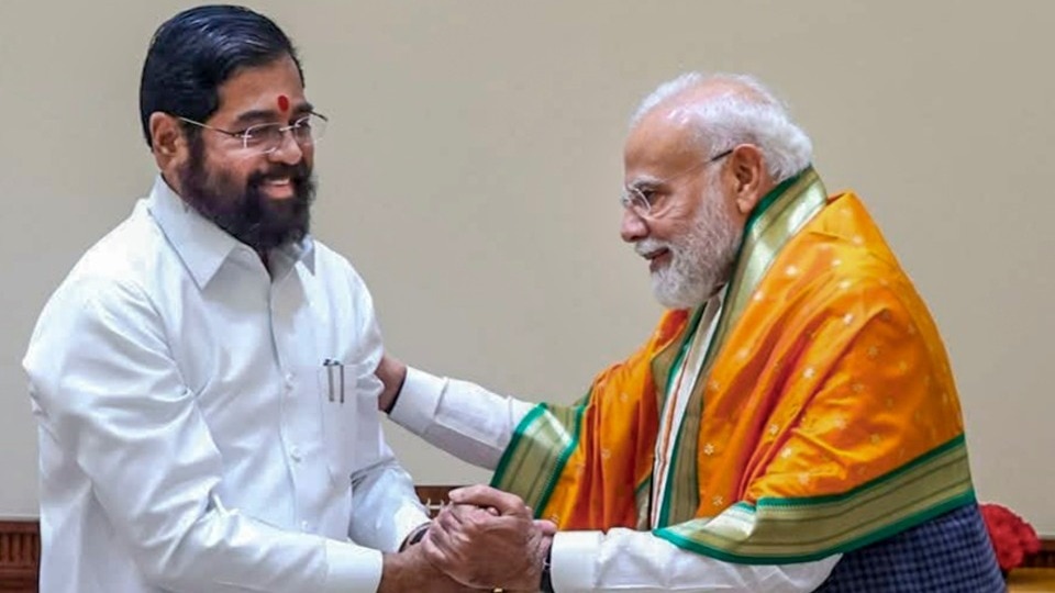 परिसीमन बिल पर सियासी हलचल के बीच एकनाथ शिंदे पीएम मोदी से मिले. (फोटो-PTI) 