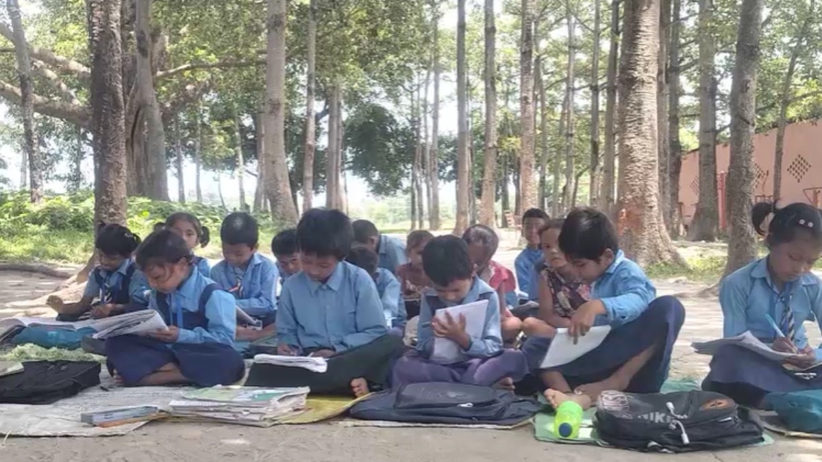 बिहार के सरकारी स्कूलों की शर्मनाक तस्वीर! कहीं झोपड़ी में क्लास तो कहीं टिन शेड के नीचे पढ़ाई