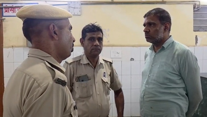 पुलिस को देखकर भागने लगा आरोपी.(Photo: Screengrab)