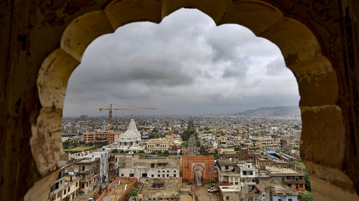 मॉनसून के दौरान जयपुर के आसमान पर काले बादल छाए.(Photo:PTI)