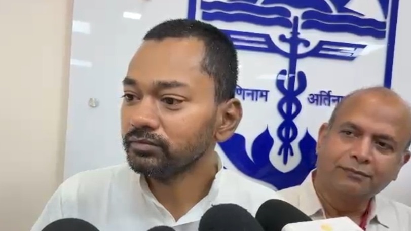पटना IGIMS में पत्रकारों के सवालों का जवाब देते बिहार के स्वास्थ्य मंत्री निशांत कुमार. (Photo: ITG)