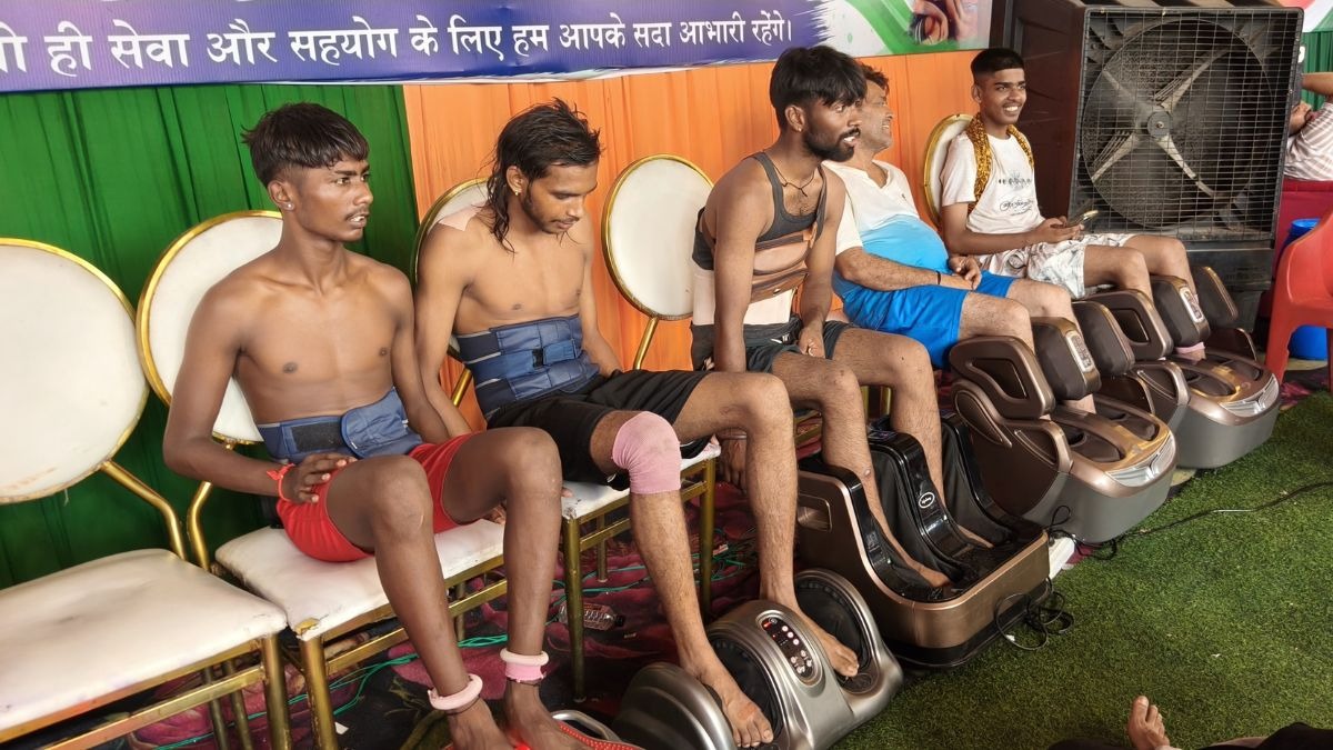 सहारनपुर में कांवड़ियों के लिए लगाई गईं थाई मसाज मशीनें. (Photo: ITG)