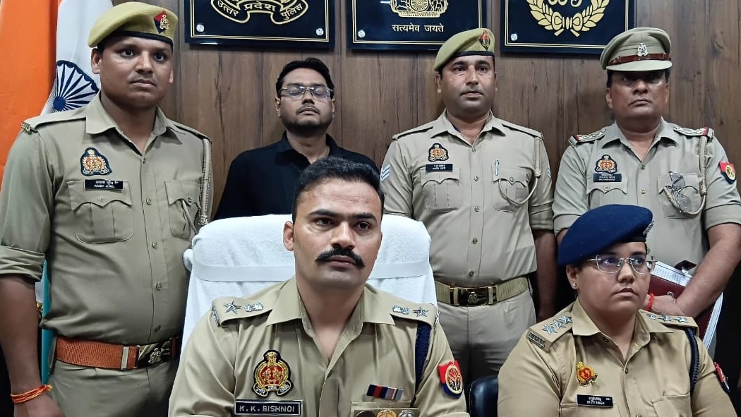 पुलिस गिरफ्त में आरोपी पोस्टमास्टर. (Photo: ITG)