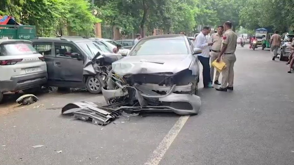 कार ने सड़क किनारे खड़ी तीन गाड़ियों को टक्कर मारी. (Photo: ITG)