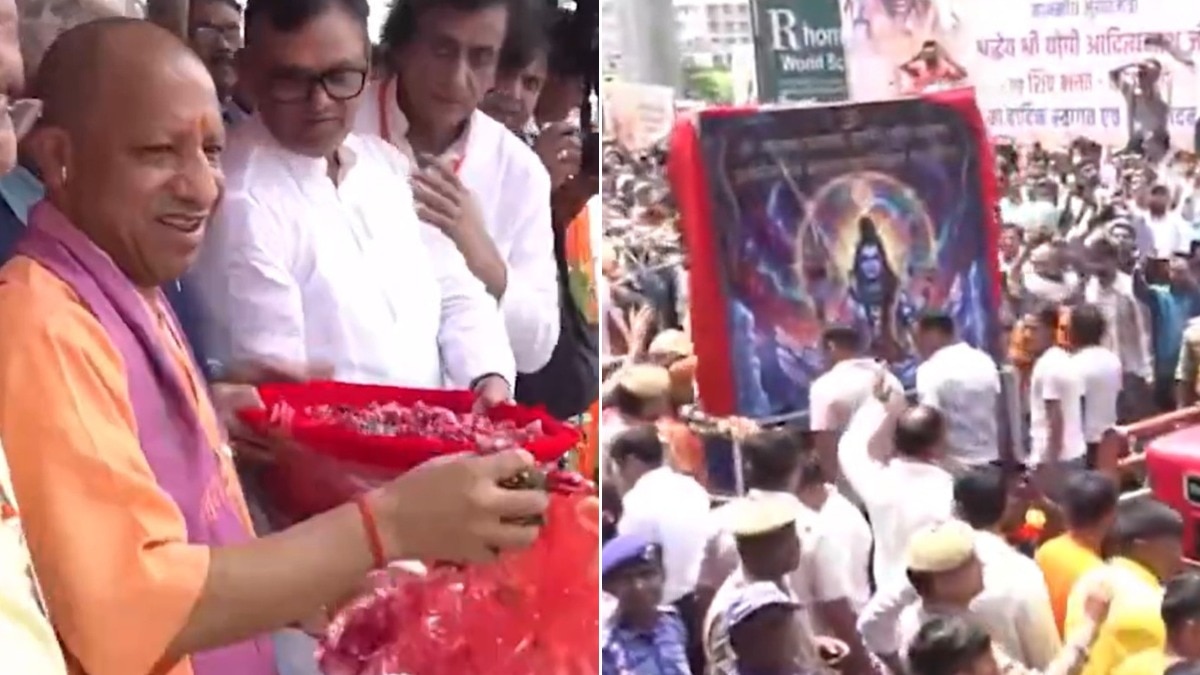 मुख्यमंत्री योगी आदित्यनाथ ने कांवड़ियों पर की पुष्पवर्षा 