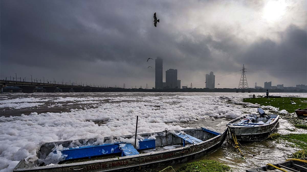 दिल्ली में बारिश के दौरान जमा बादल और यमुना नदी में उठता झाग. (Photo: PTI)