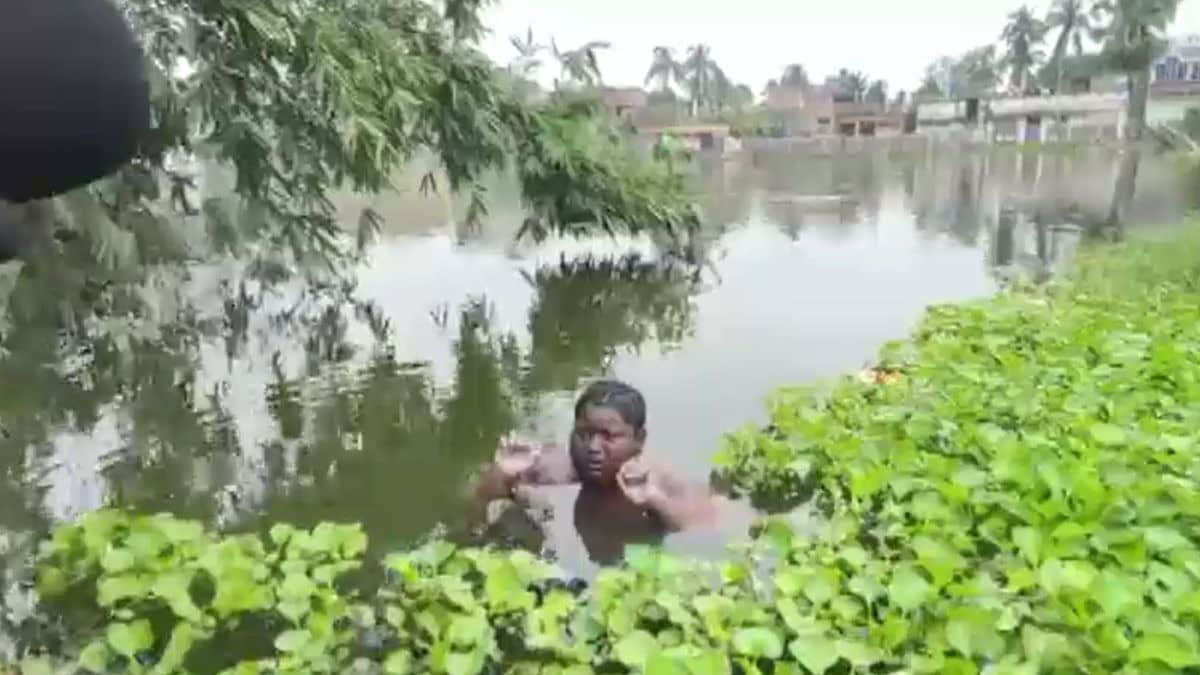 तालाब में क्यों रहने लगा 16 साल का लड़का? 11 साल की उम्र में छोड़ दिया था घर... हैरत में डाल देगी ये कहानी - murshidabad 16 year old boy living in