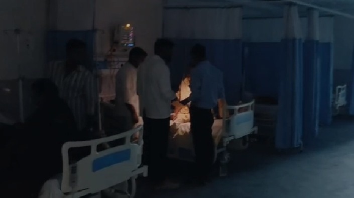 बिजली कटने के बाद मोबाइल के टॉर्च से इलाज करते डॉक्टर. (Photo: Screengrabs)
