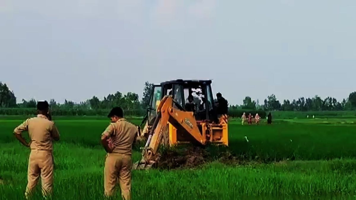 बुलडोजर चलाकर जमीन कराई कब्जामुक्त. (Photo: Screengrab)
