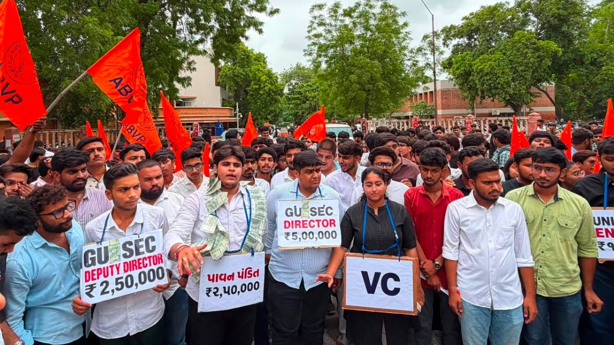 गुजरात यूनिवर्सिटी में मचा हड़कंप. 