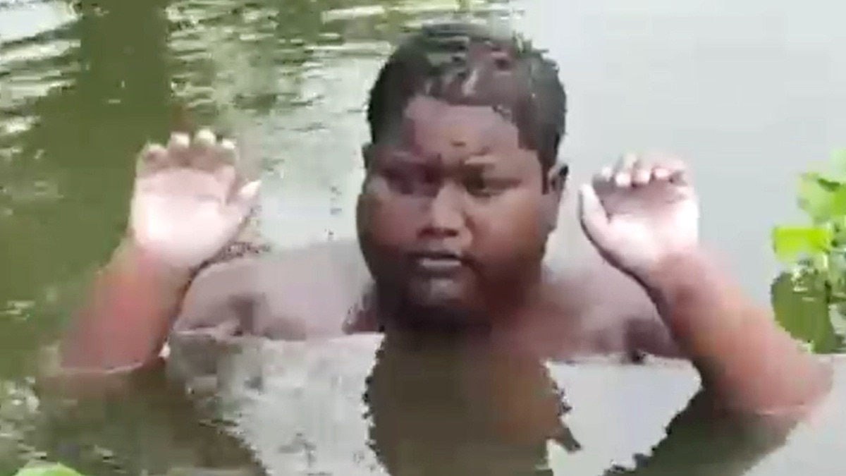 रहस्यमयी बीमारी से तड़प रहे इकबाल का तालाब ही बना आशियाना.(Photo:Screengrab)