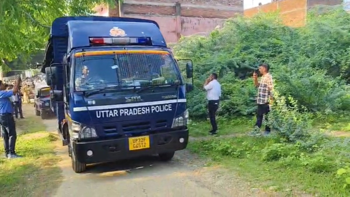 भारी सुरक्षा के बीच कब्रिस्तान पहुंचा अतीक अहमद का बड़ा बेटा उमर.(Photo: ITG)