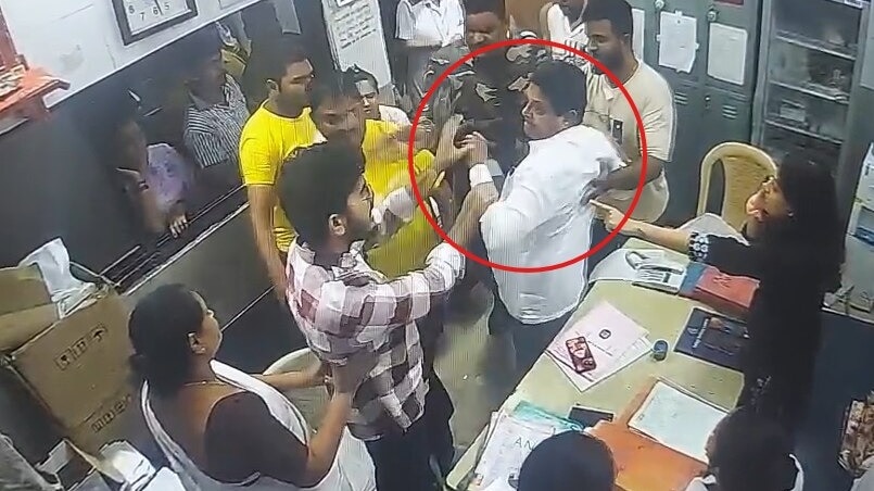 डॉक्टरों से मारपीट करते हुए शिवसेना पार्षद रमेश म्हात्रे. ( Photo- ITGD Screengrab)