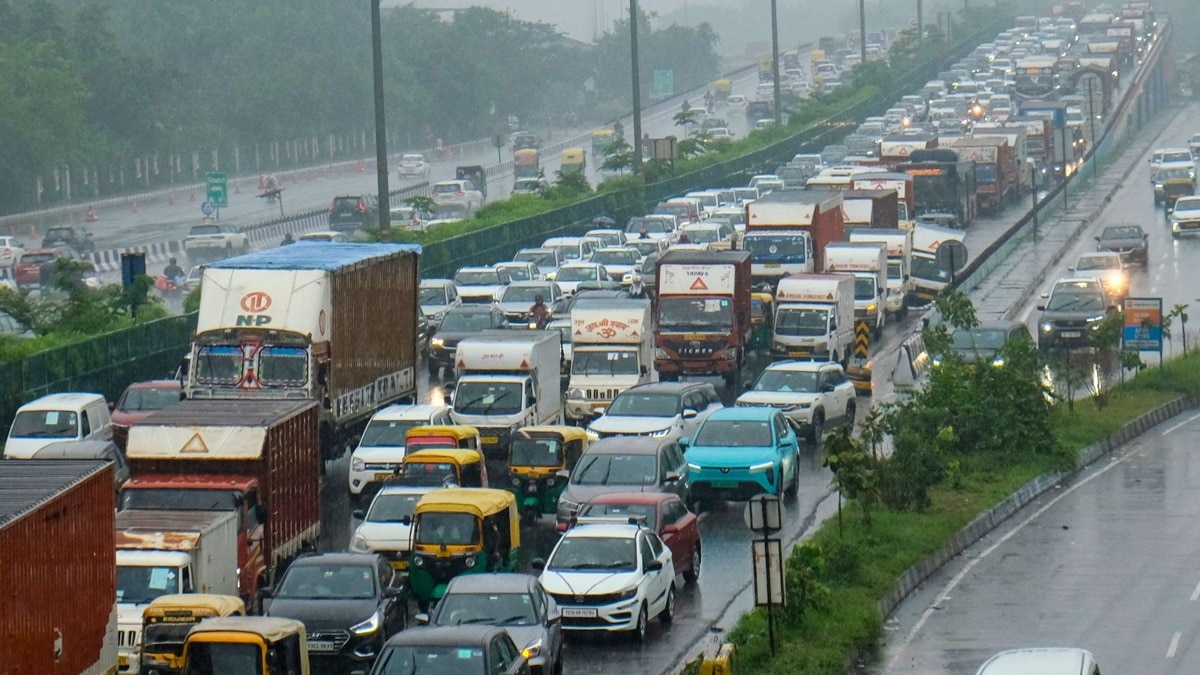 दिल्ली में बारिश से कई इलाकों में जाम की स्थिति बनी है. ( File Photo-PTI)