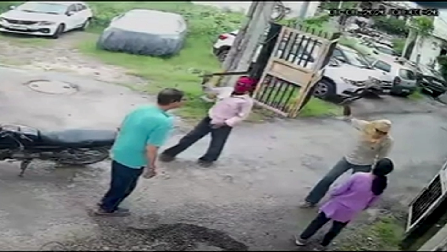 दिनदहाड़े वारदात से इलाके में दहशत.(Photo: Screengrab)