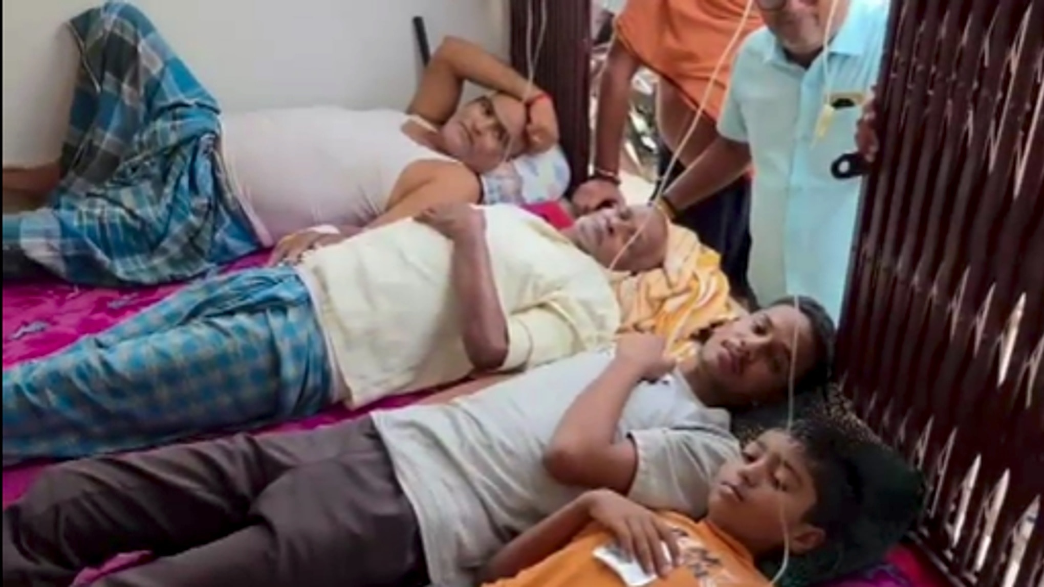 घर-घर पहुंचकर इलाज कर रही मेडिकल टीम.(Photo: Screengrab)
