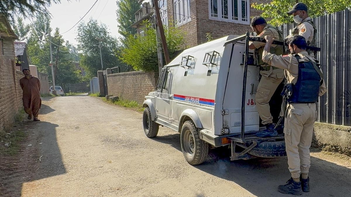 जम्मू-कश्मीर पुलिस के CIK विंग ने घाटी के 6 जिलों में छापा मारा. (फाइल फोटो-PTI)