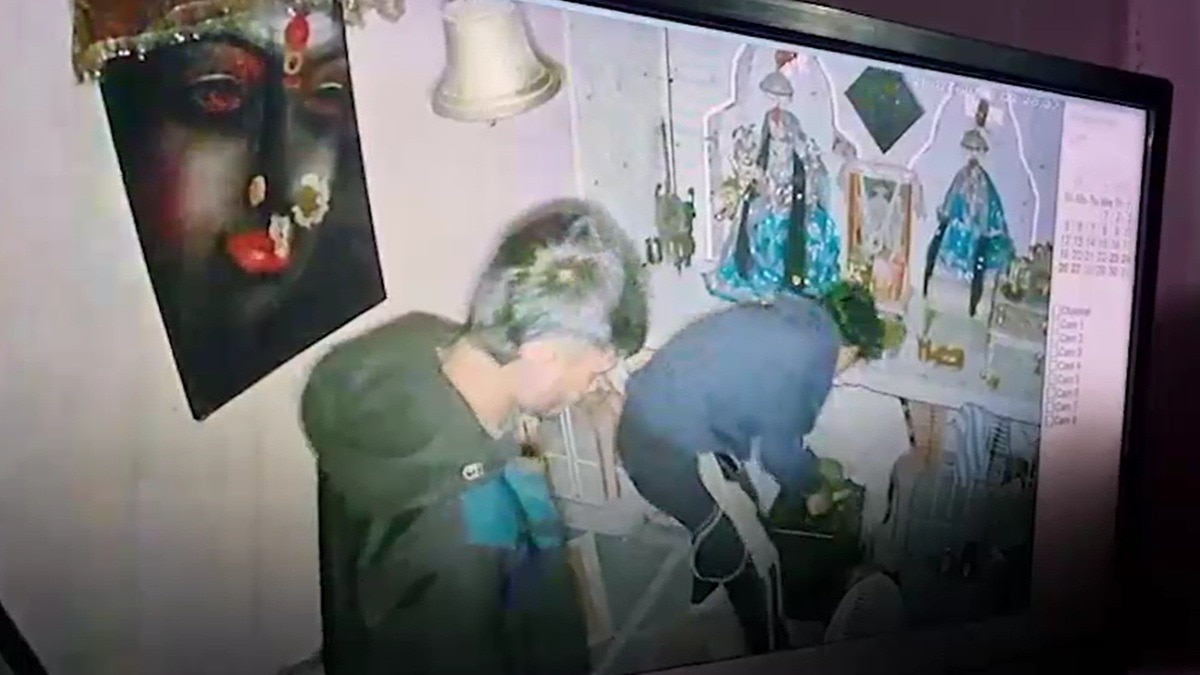 चोरी से पहले भगवान से माफी मांगते दोनों चोर. (Photo: Screengrabs)