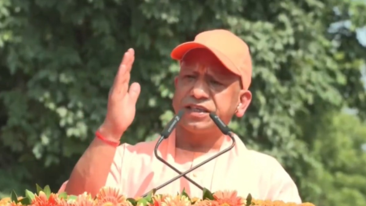 CM योगी ने लखनऊ में तिरंगा यात्रा की. (Photo- X/Yogi Adityanath)