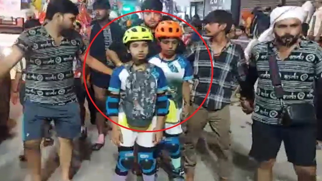 स्केटिंग करते कांवड़ लेकर जाते भाई-बहन. (Photo: Screengrabs)