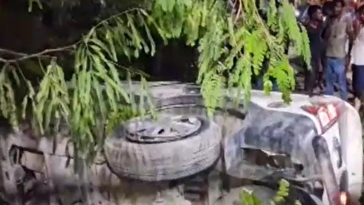 जीप ने पुलिसकर्मियों को मारी टक्कर (फोटो: ANI)