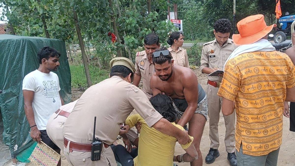 कांवड़िये की मदद करने तुरंत पहुंची पुलिस. (Photo: ITG)
