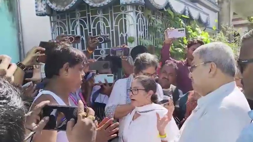 पूर्व CM ममता बनर्जी के काफिले पर हमला, प्रदर्शनकारियों ने गाड़ी पर फेंका कीचड़ और जूते