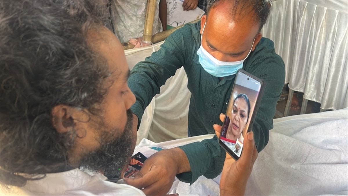 सरकार ने देवेंद्र नाथ महतो से वीडियो कॉल पर की बात. (Photo: ITG)