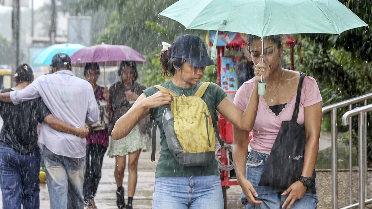 सोमवार को गरज-चमक के साथ बौछारें पड़ने की बहुत संभावना.(Photo:PTi)