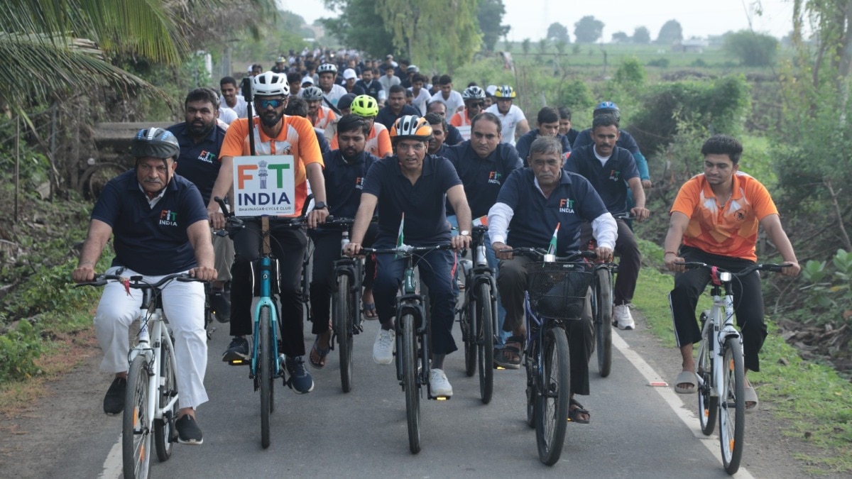 साइकिल चलाकर लोगों ने लिया नशा मुक्त भारत बनाने का संकल्प. (Photo: X/@mansukhmandviya)