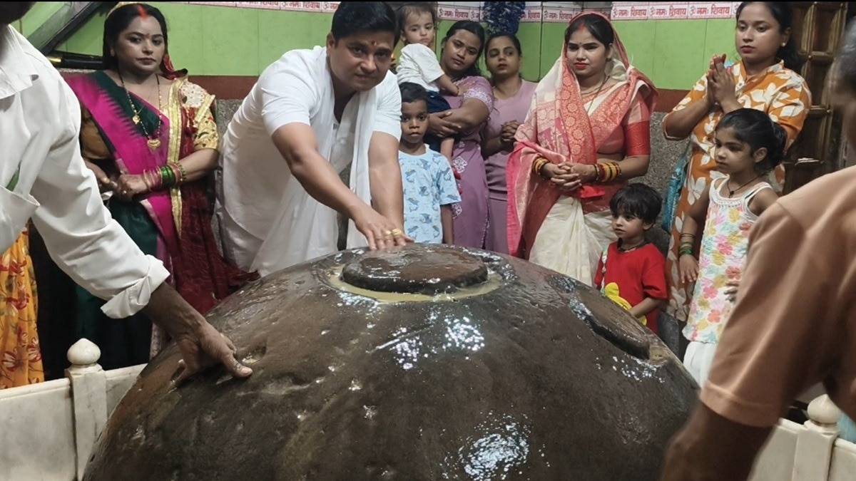 मान्यता है कि तिल भंडारेश्वर महादेव मंदिर का शिवलिंग जितना जमीन के ऊपर है, उससे कहीं ज्यादा जमीन के नीचे भी है. (Photo: ITG)