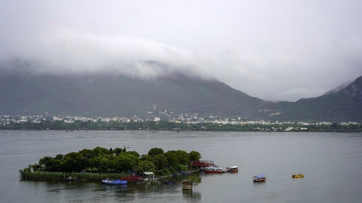 अजमेर में मॉनसून के दौरान भारी बारिश के बाद आनासागर झील का नजारा.(Photo:PTI)