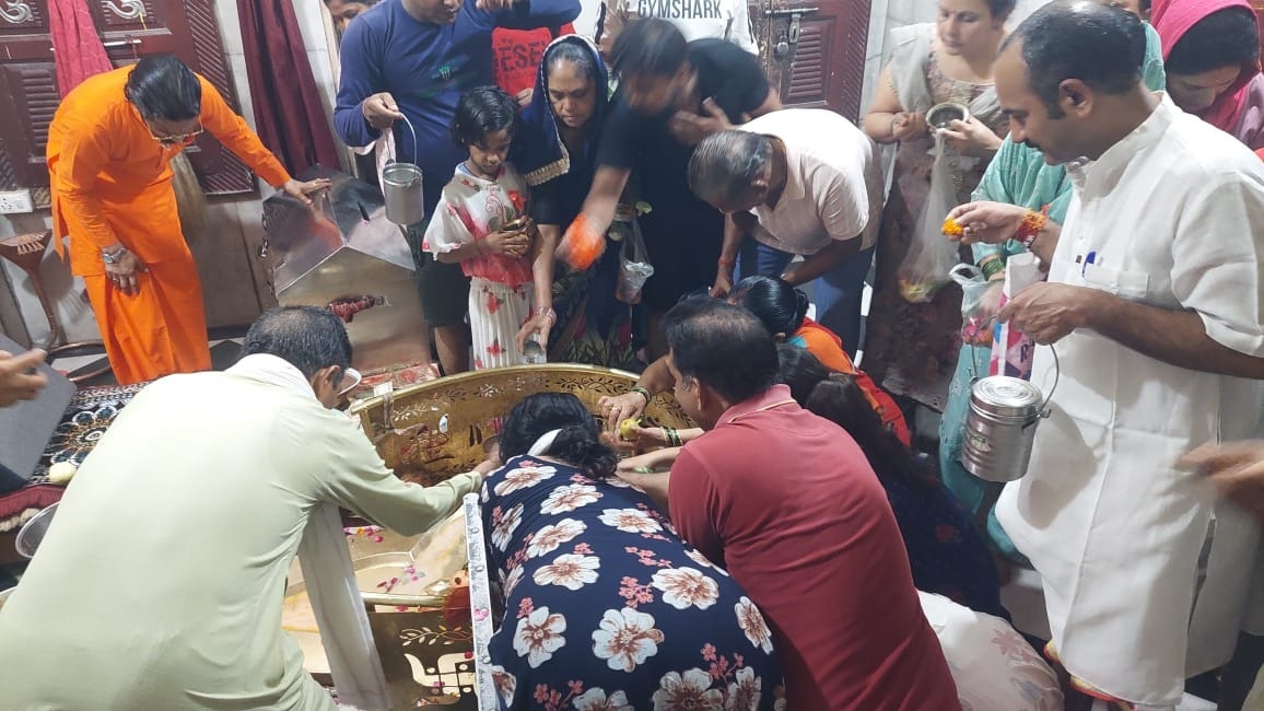 हरिद्वार से लेकर दिल्ली तक, देश के हर कोने में श्रद्धालु भगवान शिव के दर्शन के लिए मंदिरों में जा रहे हैं. (Photo: ITG)