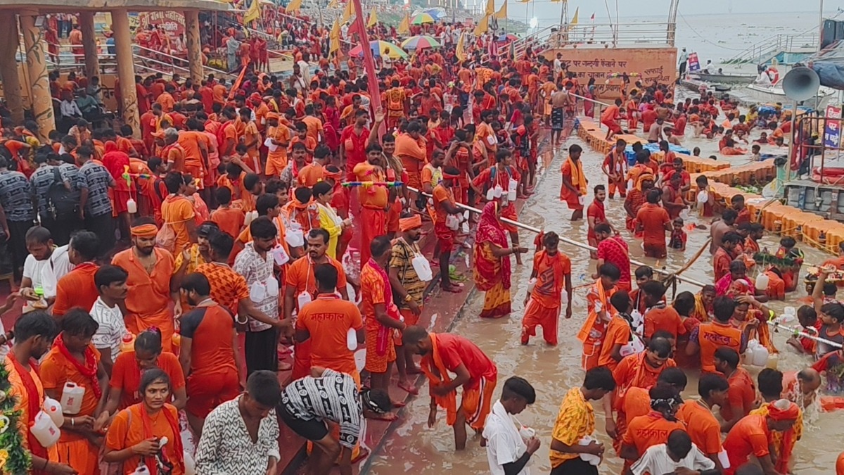 सावन के पावन महीने में दारागंज का दशाश्वमेध घाट भक्ति के रंग में रंगा हुआ है. (Photo: ITG)