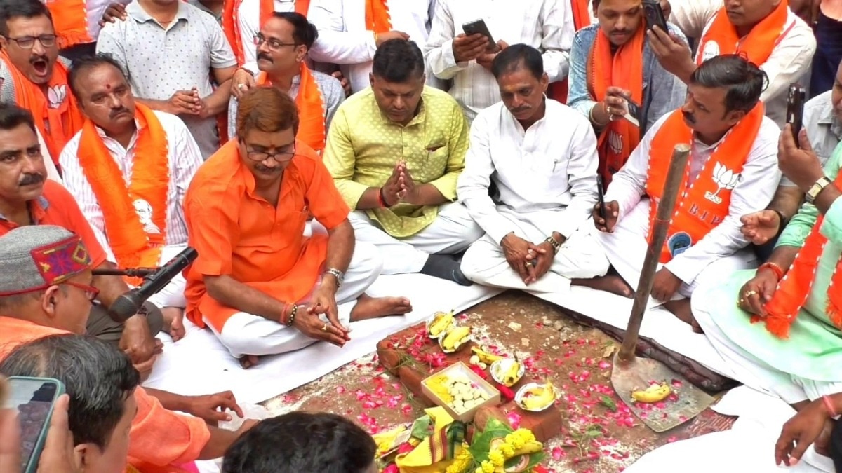 दालमंडी सड़क चौड़ीकरण का काम शुरू (Photo- ITG)