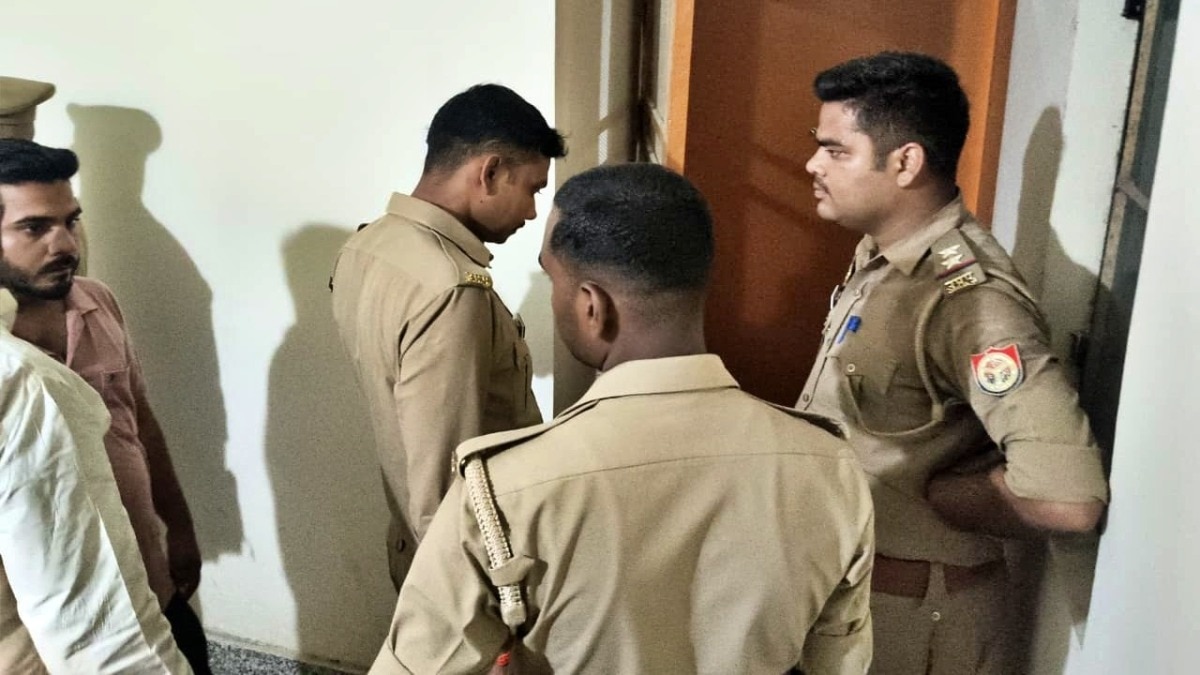 अयोध्या में महिला डॉक्टर का शव मिलने के बाद जांच करती पुलिस (Photo- ITG)