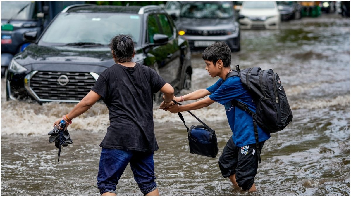 कई बार बारिश में ना भागना भी सही रहता है. (Photo: PTI)