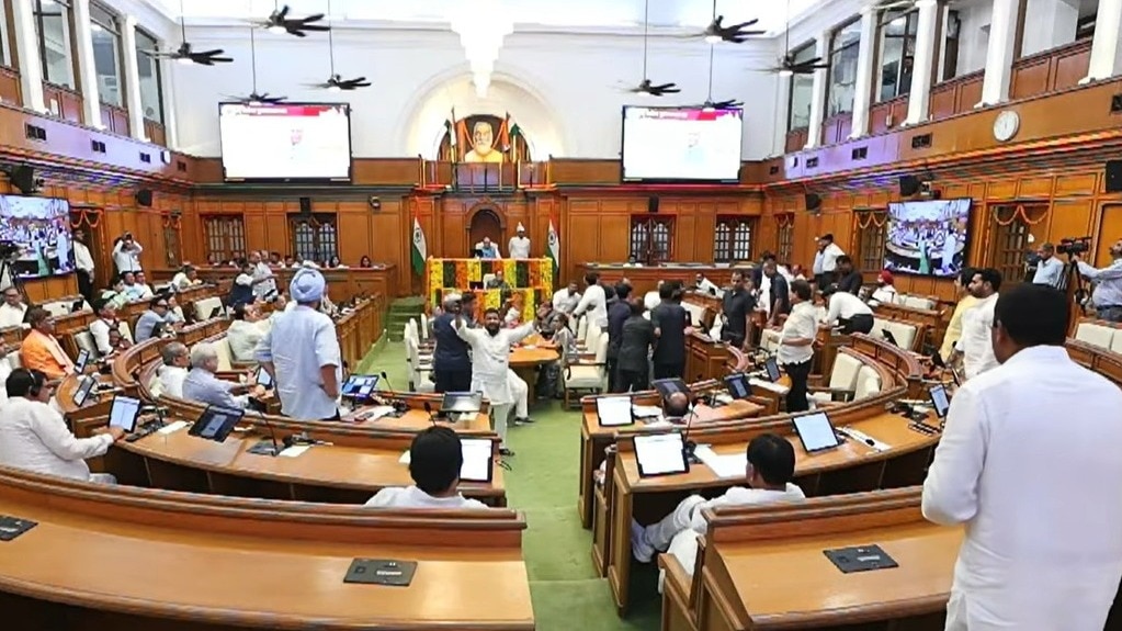 दिल्ली विधासभा में हंगामा