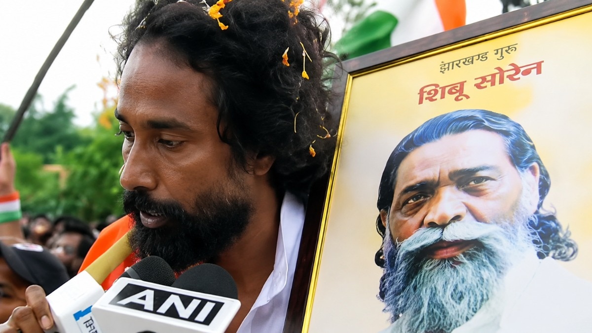 देवेंद्र नाथ महतो शिबू सोरेन की तस्वीर लेकर मार्च में पहुंचे. (Photo- ITGD)