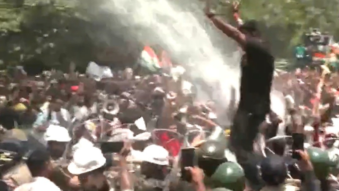 रांची में छात्रों पर वाटर कैनन छोड़ा गया. (Photo: Screen grab)